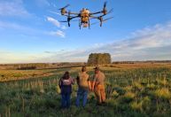 Teste inédito usa drones e produto biológico nas pastagens contra carrapato bovino