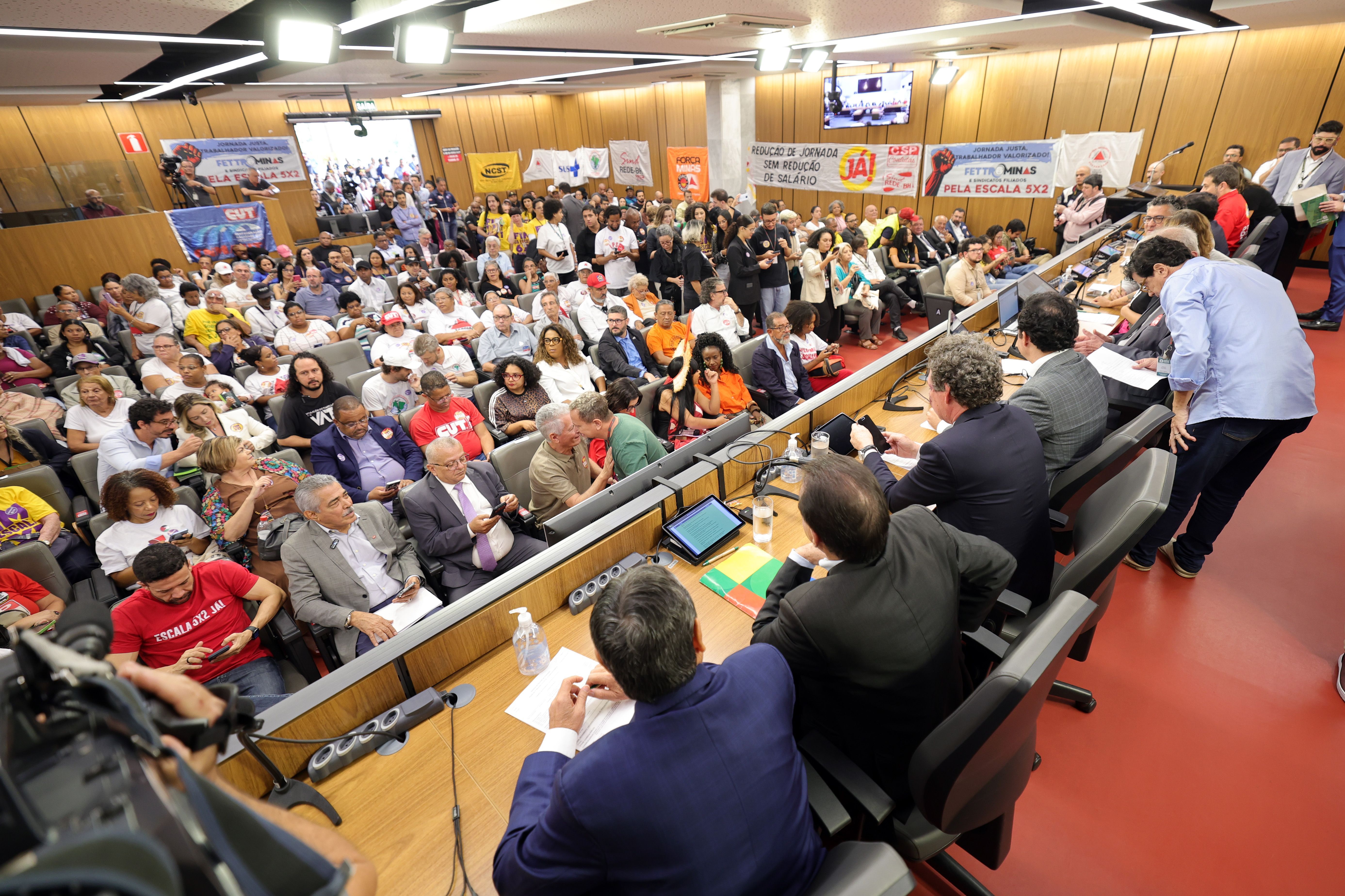 Em BH, relator da PEC do fim da 6x1 diz que escala acaba ainda em 2026
