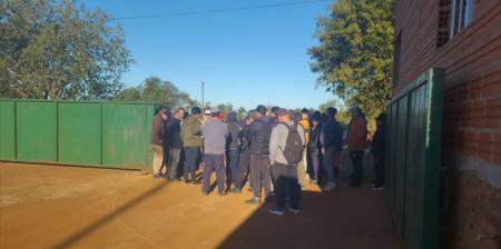 Trabalhadores da Serraria Linor SR no portão da fábrica