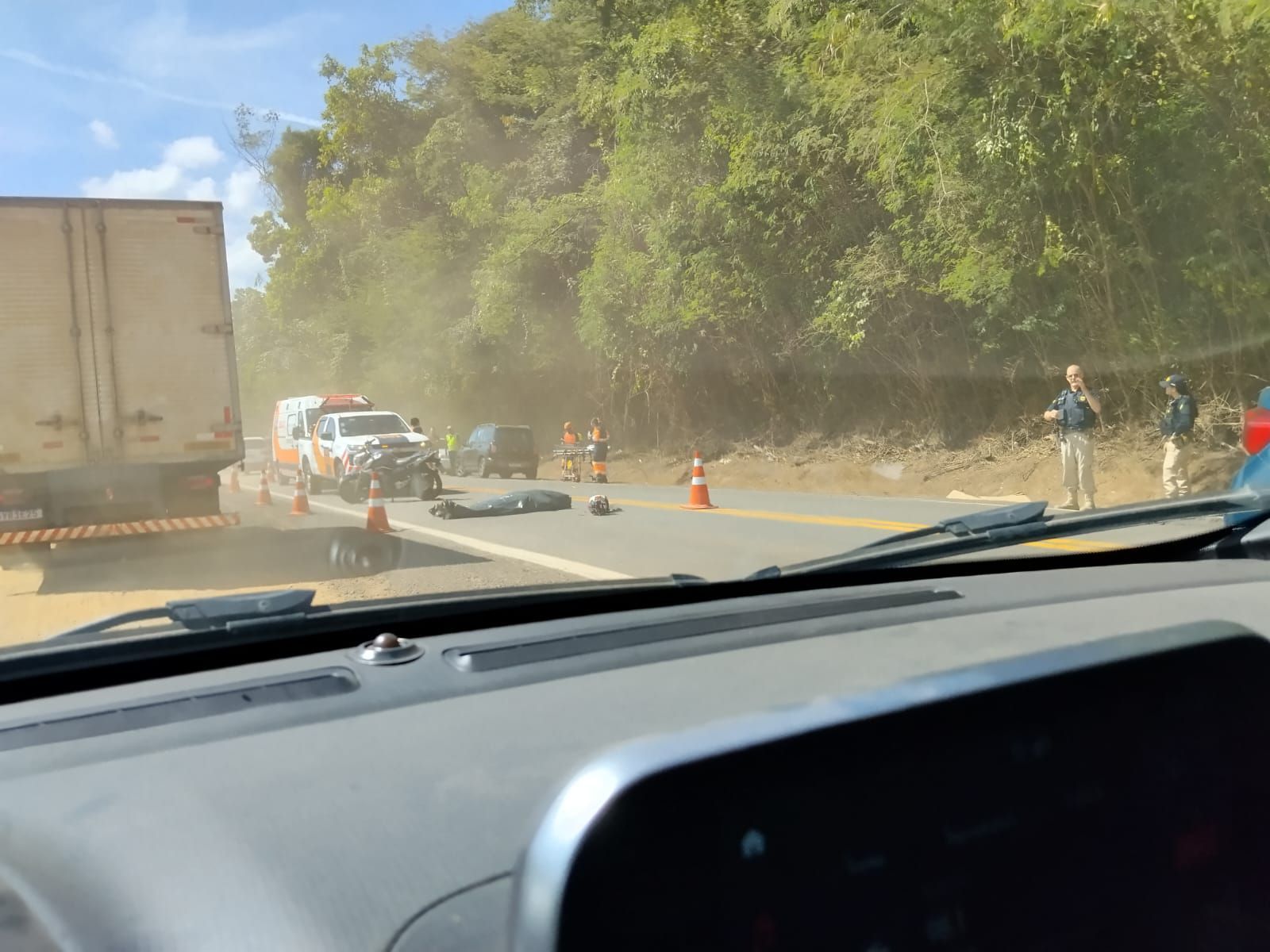 Jovem morre em acidente envolvendo motocicleta e caminhão na BR 381, em Santana do Paraíso
