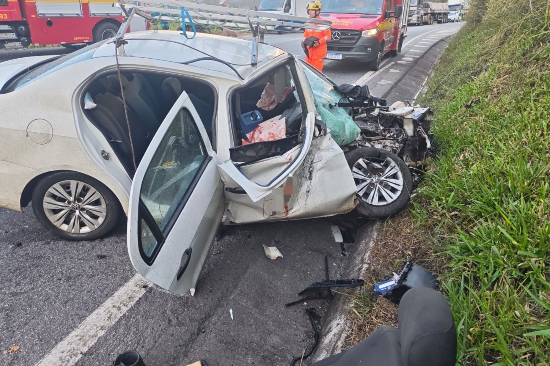 Acidente entre carro e carreta na BR-265 em Barbacena deixa feridos