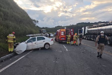 Durante atendimento da ocorrência, trânsito ficou totalmente interditado • Corpo de Bombeiros/Divulgação