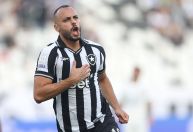 Com hat-trick de Arthur Cabral, Botafogo vence o Corinthians e respira no Brasileiro