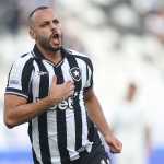 Com hat-trick de Arthur Cabral, Botafogo vence o Corinthians e respira no Brasileiro