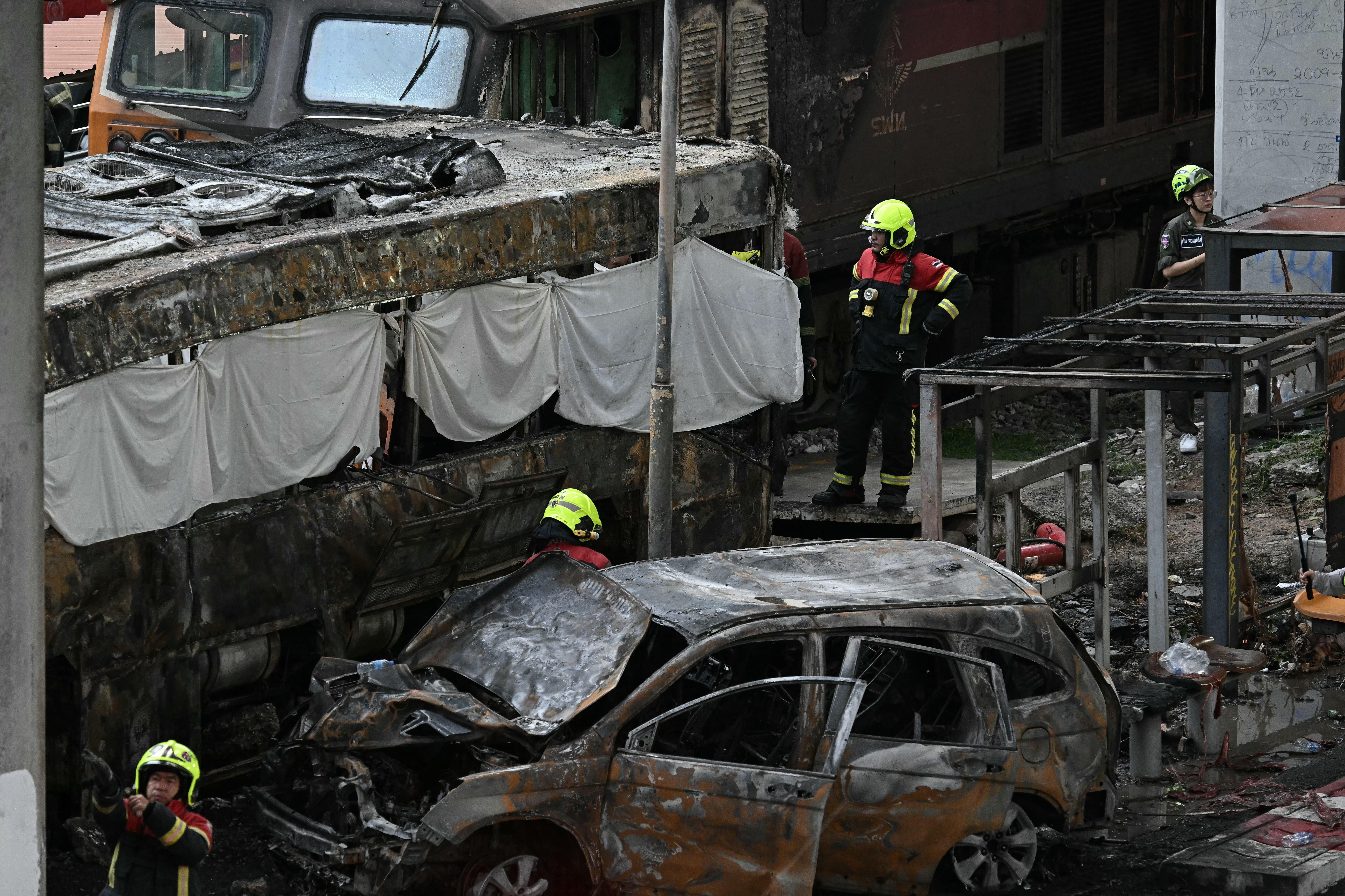 Acidente entre trem e ônibus em Bangkok deixa 8 mortos e 35 feridos