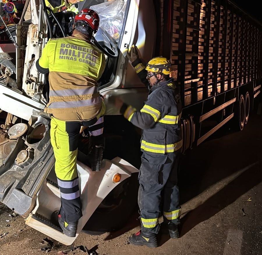 Grave acidente na BR-365 deixa vítima presa às ferragens em Montes Claros