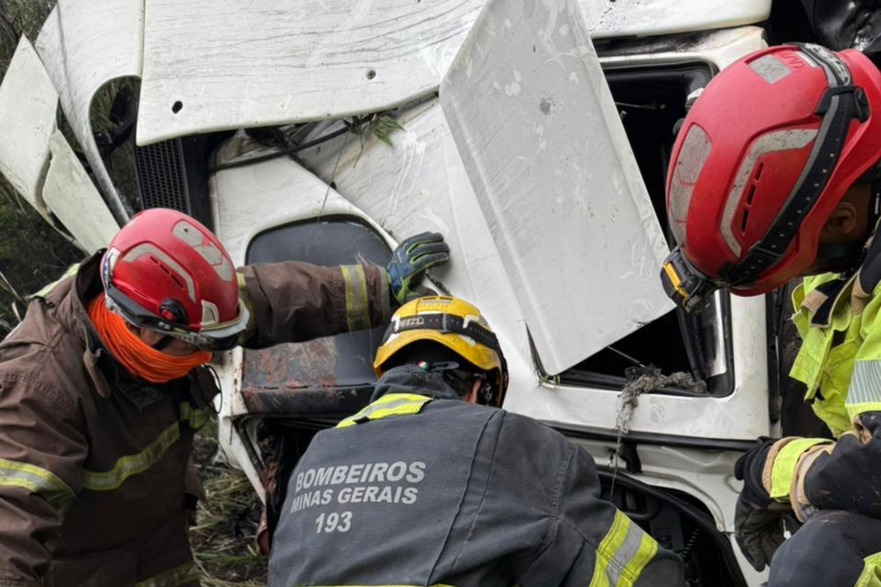 Bombeiros resgatam corpo de motorista após queda de carreta de ponte na BR-040