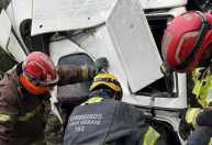 Bombeiros resgatam corpo de motorista após queda de carreta de ponte na BR-040
