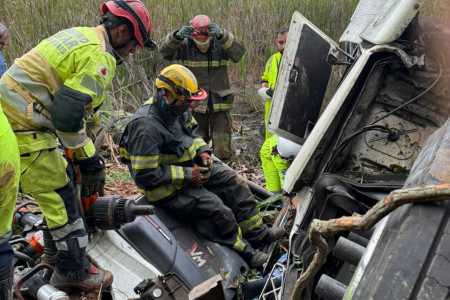 Bombeiros resgataram corpo de motorista que morreu em queda de carreta de ponte na BR-040 Foto • Corpo de Bombeiros/Divulgação