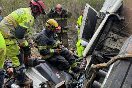 Bombeiros resgataram corpo de motorista que morreu em queda de carreta de ponte na BR-040 Foto • Corpo de Bombeiros/Divulgação
