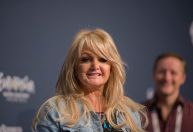 Bonnie Tyler é colocada em coma induzido após cirurgia emergencial