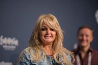 Bonnie Tyler é colocada em coma induzido após cirurgia emergencial