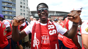Arsenal faz desfile para comemorar título da Premier League