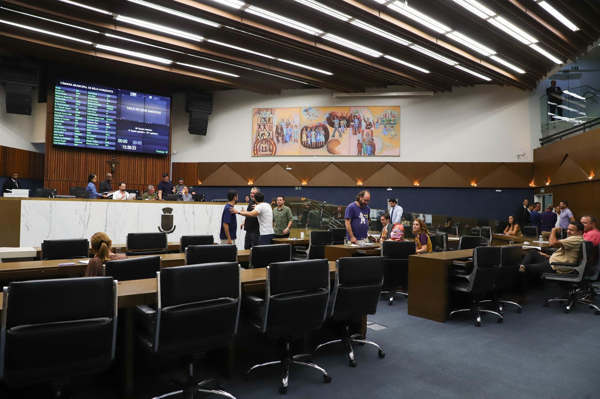 Câmara de BH aprova projetos contra violência digital e sexualização infantil