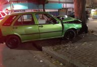 Motorista sem CNH e com sinais de embriaguez bate em árvore no Centro de BH