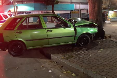 Motorista sem CNH e com sinais de embriaguez bate em árvore no Centro de BH