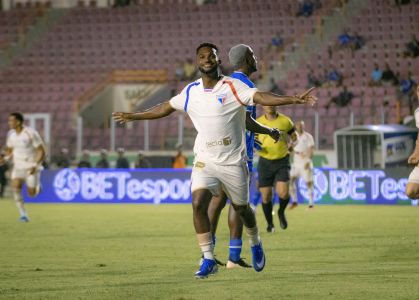 Vitinho comemora gol do Fortaleza sobre o Confiança