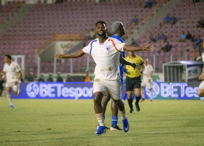Vitinho comemora gol do Fortaleza sobre o Confiança