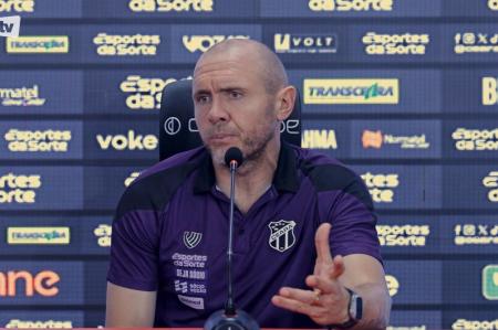 Técnico Mozart, do Ceará, durante entrevista coletiva
