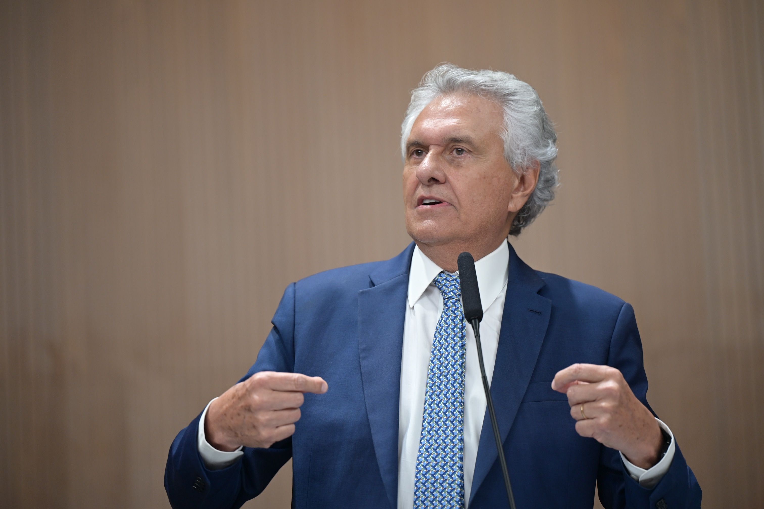 Caiado cobra explicações de Flávio sobre financiamento de filme e relação com Vorcaro