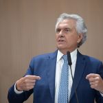 Caiado cobra explicações de Flávio sobre financiamento de filme e relação com Vorcaro