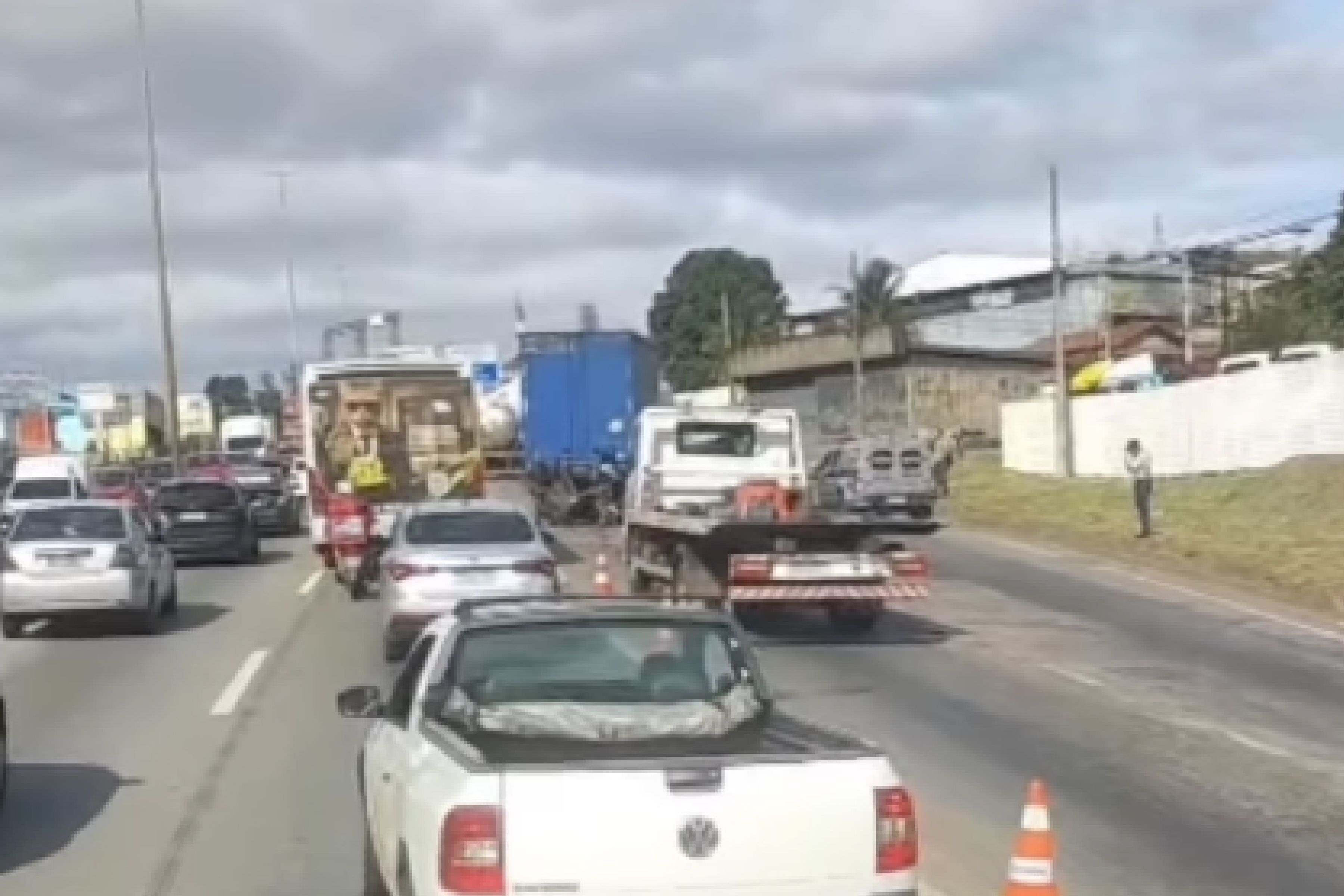 Motociclista morre após bater na traseira de carreta na Fernão Dias em Betim