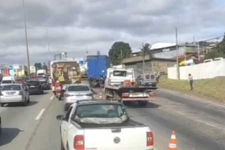 Motociclista morre após bater na traseira de carreta na Fernão Dias em Betim