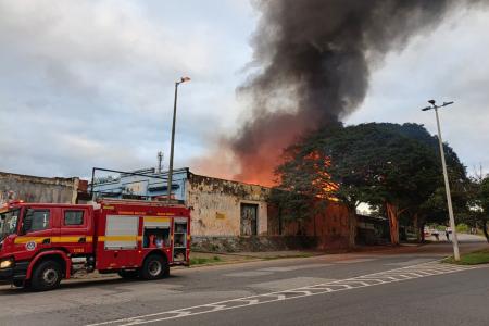 Incêndio destrói galpão no Calafate, em BH, e mobiliza o Corpo de Bombeiros