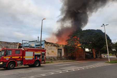 Incêndio destrói galpão no Calafate, em BH, e mobiliza o Corpo de Bombeiros