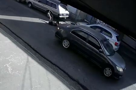 Vídeo: homem dá golpe do Pix falso, foge de carro e arrasta a vítima no asfalto em BH