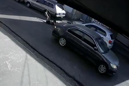 Vídeo: homem dá golpe do Pix falso, foge de carro e arrasta a vítima no asfalto em BH