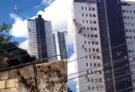 Vídeo: trabalhadores caem de andaime e ficam pendurados em prédio na Pampulha, em BH