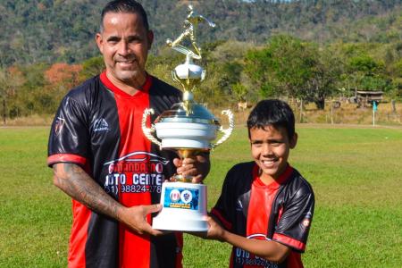 Menino que morreu atingido por trave sonhava em ser jogador e fazer gols ao lado do pai