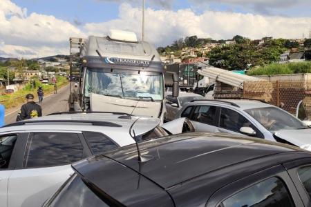 Engavetamento no Anel Rodoviário de Belo Horizonte