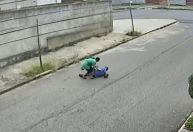 Vídeo: criminoso rouba celular de idoso no meio da rua na Pampulha, em BH