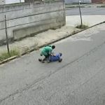 Vídeo: criminoso rouba celular de idoso no meio da rua na Pampulha, em BH