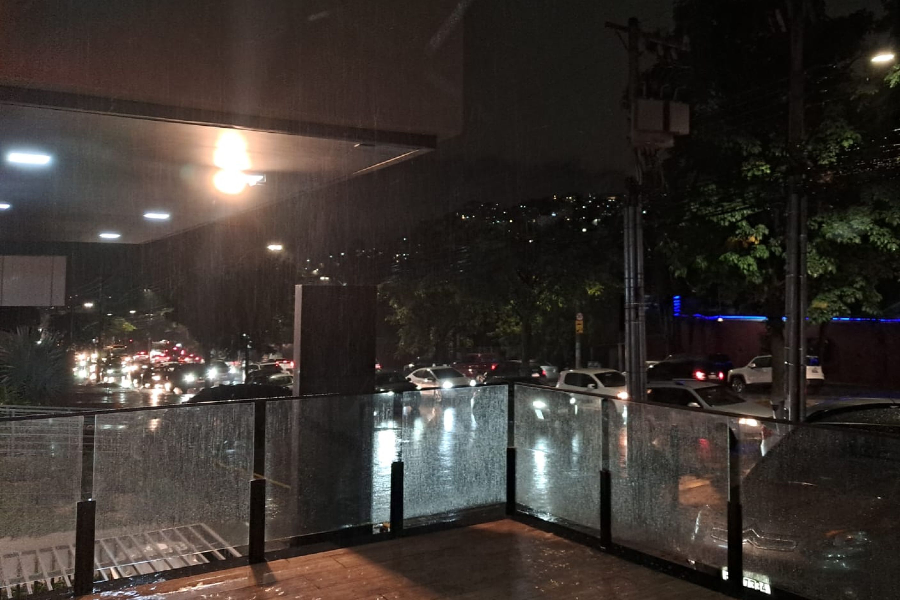 Chove forte em BH na noite desta quarta (13); veja locais afetados