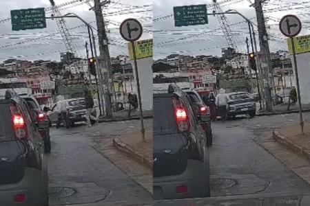 Vídeo: dupla rende mulher parada em semáforo e rouba carro na Pampulha, em BH