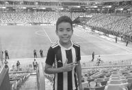 Menino que morreu atingido por trave de futebol será homenageado em jogo do Atlético