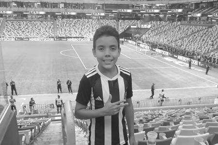 Menino que morreu atingido por trave de futebol será homenageado em jogo do Atlético