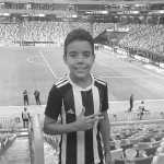 Menino que morreu atingido por trave de futebol será homenageado em jogo do Atlético