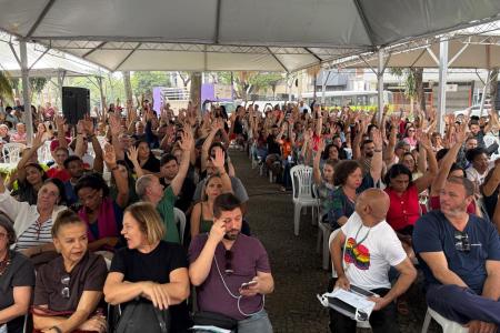 Em decisão unânime, professores da rede municipal de BH mantêm greve após assembleia