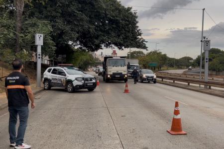 Prefeitura faz blitz para fiscalizar caminhões que transportam entulho em BH
