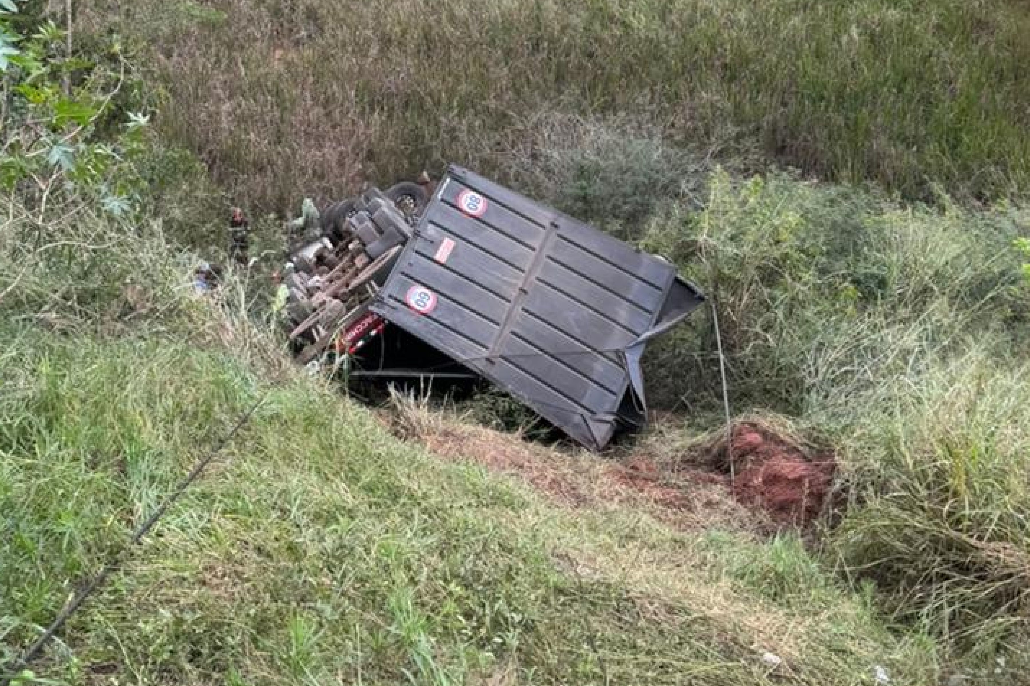 Carreta que transportava carvão cai de ponte na BR-040 na Zona da Mata