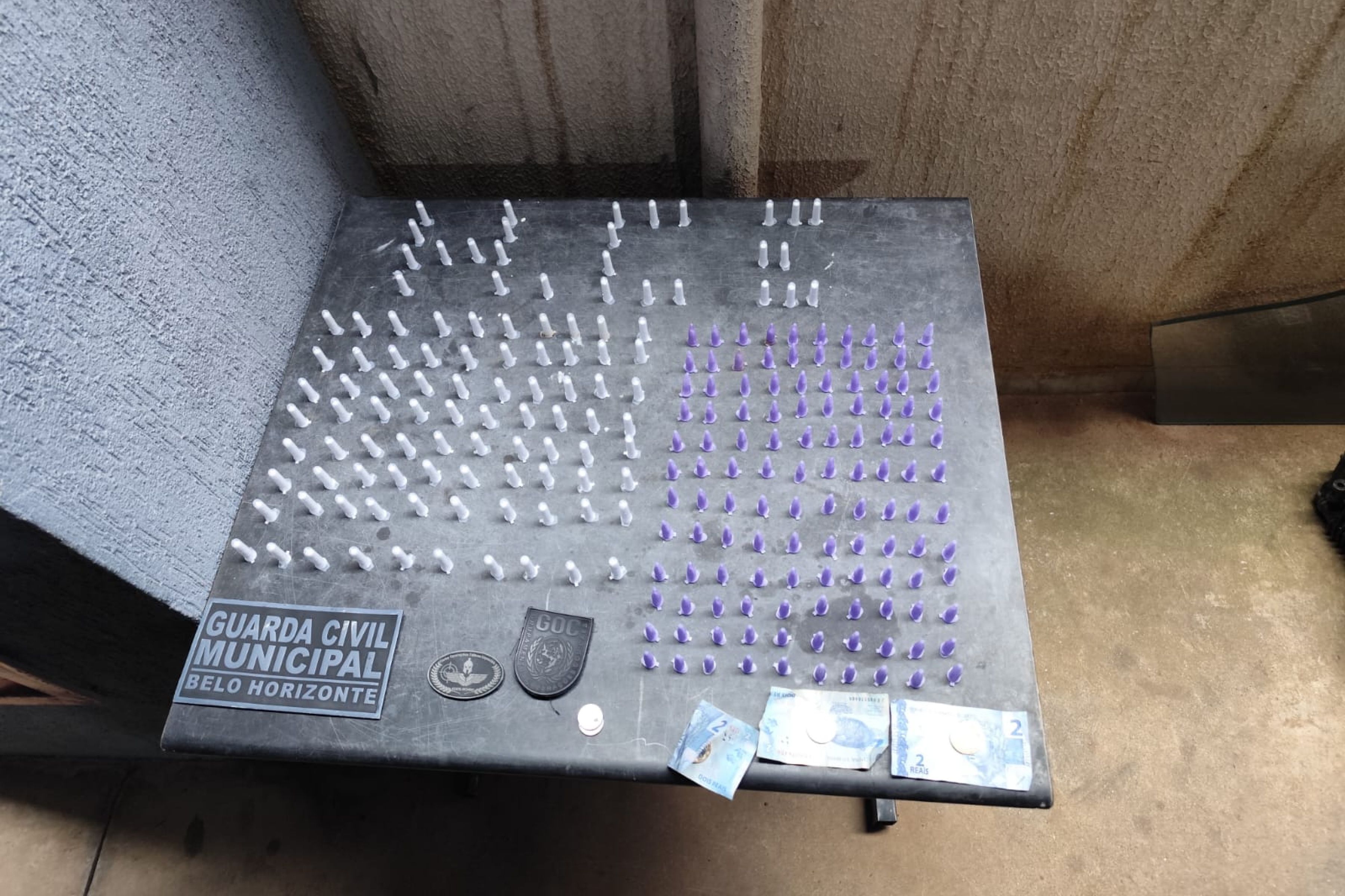 Mulher é presa após cuspir pinos de cocaína durante abordagem no Santa Tereza, em BH