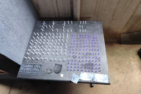Mulher é presa após cuspir pinos de cocaína durante abordagem no Santa Tereza, em BH