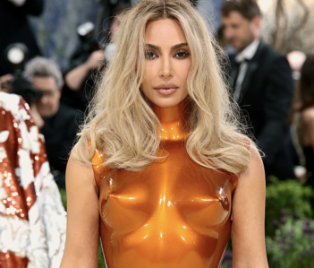 Kim Kardashian levou armadura artística ao Met Gala • Reprodução / redes Sociais