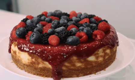 Cheesecake de frutas vermelhas • Reprodução/YouTube