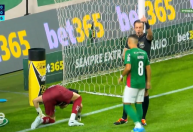 Palmeiras x Santos: jogador passa mal e vomita em campo durante clássico