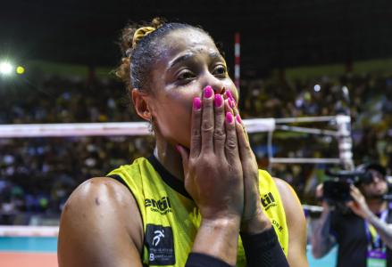 Adenízia vibra com o título da Superliga Feminina de Vôlei pelo Praia Clube
